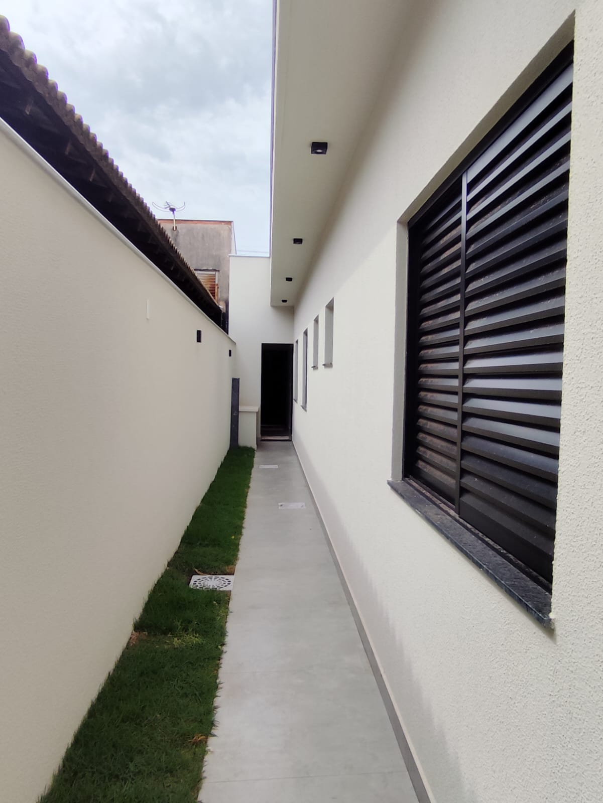 foto do anúncio Casa à venda no Jardim Chamonix, região Leste de Londrina/PR. Residência nova com 161m² de construção em terreno de 250m², pronta para morar!